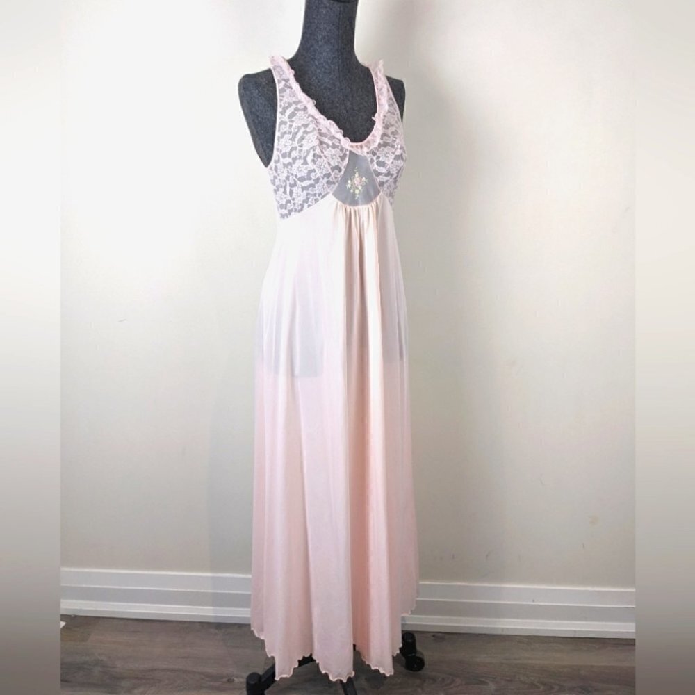VINTAGE Pink chemise 1960s pale pink nightgown with Lace size small